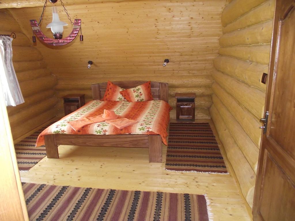Cabana Piatra Runcului Vatra Moldovitei Bilik gambar